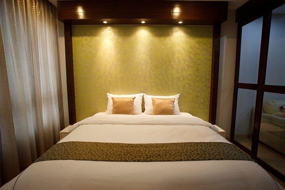 Alisha Court Hotel & Residence Bangkok Exterior foto
